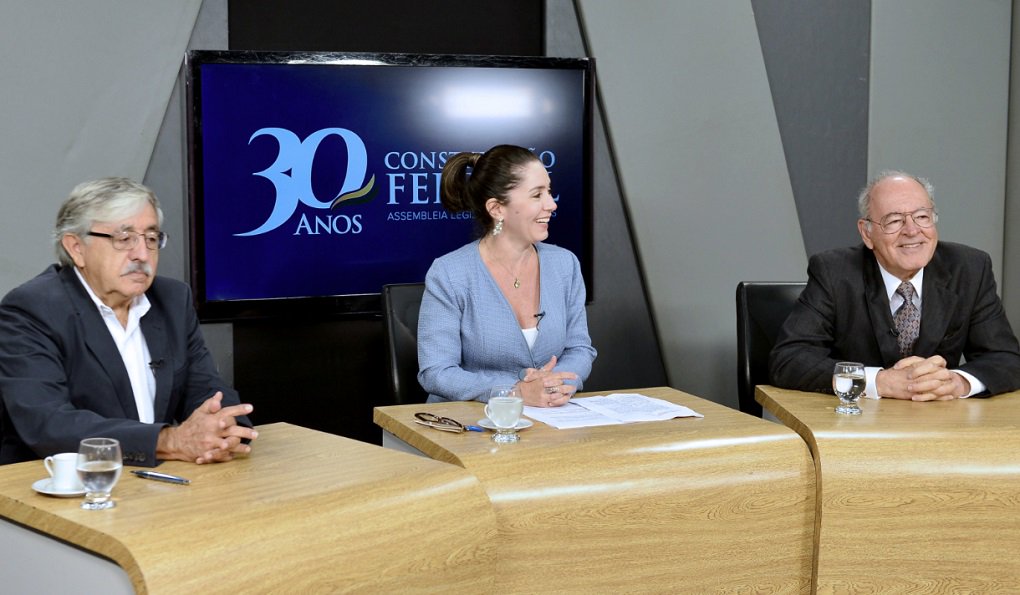 O ex-governador, ex-senador e atual secretário de Segurança Pública, Irapuan Costa Junior, concedeu entrevista à TV Assembleia nesta sexta-feira (13) sobre os 30 anos da Constituição Federal de 1988; Irapuan foi entrevistado pela jornalista Luciana Martins e pelo cientista político Itami Campos; o depoimento fará parte do documentário que a TV Assembleia que está sendo produzindo acerca do trigésimo aniversário da Carta Constitucional (Foto: José Barbacena) O ex-governador, ex-senador e atual secretário de Segurança Pública, Irapuan Costa Junior, concedeu entrevista à TV Assembleia nesta sexta-feira (13) sobre os 30 anos da Constituição Federal de 1988; Irapuan foi entrevistado pela jornalista Luciana Martins e pelo cientista político Itami Campos; o depoimento fará parte do documentário que a TV Assembleia que está sendo produzindo acerca do trigésimo aniversário da Carta Constitucional