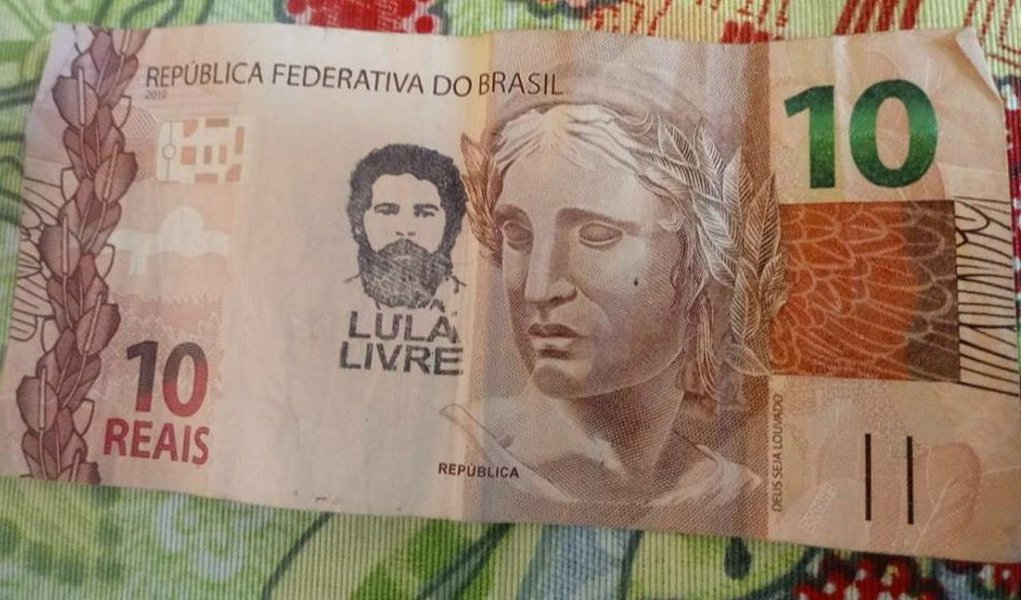 Circula com força em grupos de Whatsapp uma informação de que o Banco Central teria proibido a rede bancária de receber cédulas com o carimbo 'Lula livre'; Órgão, no entanto, desmentiu, e notas com carimbo devem ser aceitas como qualquer outra (Foto: Aquiles Lins) Circula com força em grupos de Whatsapp uma informação de que o Banco Central teria proibido a rede bancária de receber cédulas com o carimbo 'Lula livre'; Órgão, no entanto, desmentiu, e notas com carimbo devem ser aceitas como qualquer outra