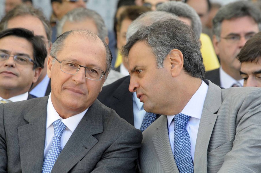 A jornalista Tereza Cruvinel avalia nesta sexta-feira, 20, que o ex-governador Geraldo Alckmin pode ter dado um tiro no pé ao tripudiar sobre o infortúnio do senador Aécio Neves, exortando-o a não disputar cargo algum para não prejudicar sua campanha, depois de ter virado réu no STF; "O troco pode ser uma barreira contra a entrada de Alckmin em Minas, o que seria fatal para quem já é refugado pelo Nordeste", diz Tereza; "Rejeitado no Nordeste, enfrentando a concorrência de Bolsonaro em São Paulo e a de Álvaro Dias no Sul, Alckmin precisa muito de Minas. Mas pode ter fechado a porteira" (Foto: Aquiles Lins) A jornalista Tereza Cruvinel avalia nesta sexta-feira, 20, que o ex-governador Geraldo Alckmin pode ter dado um tiro no pé ao tripudiar sobre o infortúnio do senador Aécio Neves, exortando-o a não disputar cargo algum para não prejudicar sua campanha, depois de ter virado réu no STF; "O troco pode ser uma barreira contra a entrada de Alckmin em Minas, o que seria fatal para quem já é refugado pelo Nordeste", diz Tereza; "Rejeitado no Nordeste, enfrentando a concorrência de Bolsonaro em São Paulo e a de Álvaro Dias no Sul, Alckmin precisa muito de Minas. Mas pode ter fechado a porteira"