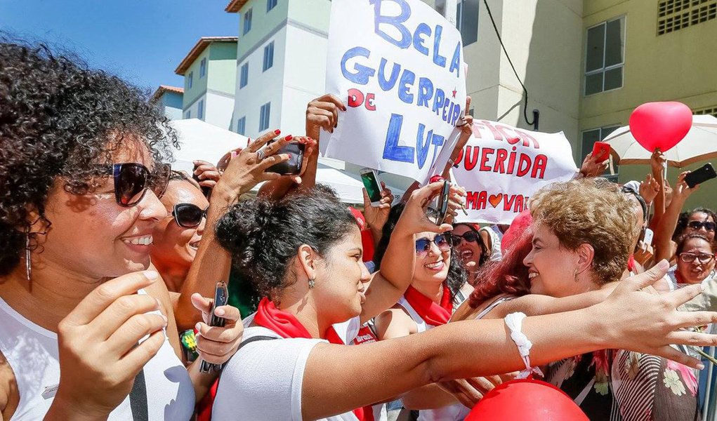 "A menos que o senador Aécio Neves atenda aos pedidos de seu colega Antônio Anastasia, não entrando na chapa majoritária que concorrerá ao governo do Estado, na condição de candidato à reeleição ao Senado, e o país poderá assistir em outubro, os mineiros de maneira privilegiada, à reedição do embate Dilma Rousseff versus Aécio Neves, como ocorreu em 2014, com vitória de Dilma, numa eleição em que o derrotado não a reconheceu, a despeito de haver cumprimentado a vitoriosa na noite daquele domingo que depois se revelou fatídico", afirma o jornalista e colunista do 247 em Minas Carlos Lindenberg (Foto: Carlos Lindenberg) "A menos que o senador Aécio Neves atenda aos pedidos de seu colega Antônio Anastasia, não entrando na chapa majoritária que concorrerá ao governo do Estado, na condição de candidato à reeleição ao Senado, e o país poderá assistir em outubro, os mineiros de maneira privilegiada, à reedição do embate Dilma Rousseff versus Aécio Neves, como ocorreu em 2014, com vitória de Dilma, numa eleição em que o derrotado não a reconheceu, a despeito de haver cumprimentado a vitoriosa na noite daquele domingo que depois se revelou fatídico", afirma o jornalista e colunista do 247 em Minas Carlos Lindenberg