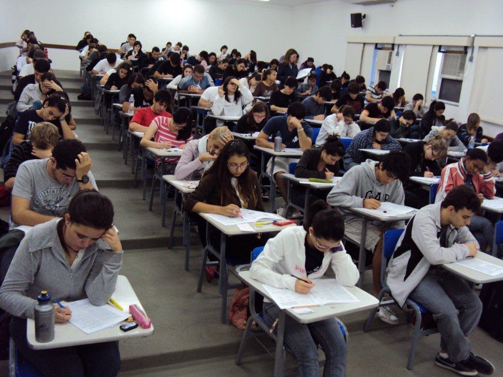 O Ministério Público Federal (MPF) no Ceará requisitou ao Instituto Nacional de Estudos e Pesquisas Educacionais Anísio Teixeira (Inep) que sejam instaurados procedimentos administrativos para apurar possíveis fraudes apontadas em provas do Exame Nacional do Ensino Médio (Enem) entre os anos de 2011 e 2016. A probabilidade de ter havido fraude nos exames foi divulgada em matéria publicada pelo jornal Folha de S.Paulo, com base em informações oficiais denominadas "microdados do Enem". Para o procurador da República Oscar Costa Filho, autor da requisição enviada ao Inep, a reportagem publicada aponta indícios de que a extensão das fraudes no Enem é "muito maior do que já havia sido constatada em investigações anteriores" (Foto: Fatima 247) O Ministério Público Federal (MPF) no Ceará requisitou ao Instituto Nacional de Estudos e Pesquisas Educacionais Anísio Teixeira (Inep) que sejam instaurados procedimentos administrativos para apurar possíveis fraudes apontadas em provas do Exame Nacional do Ensino Médio (Enem) entre os anos de 2011 e 2016. A probabilidade de ter havido fraude nos exames foi divulgada em matéria publicada pelo jornal Folha de S.Paulo, com base em informações oficiais denominadas "microdados do Enem". Para o procurador da República Oscar Costa Filho, autor da requisição enviada ao Inep, a reportagem publicada aponta indícios de que a extensão das fraudes no Enem é "muito maior do que já havia sido constatada em investigações anteriores"