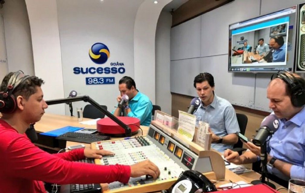 O presidente do MDB Goiás e pré-candidato do partido ao governo, deputado federal Daniel Vilela, afirmou em entrevista à Rádio Sucesso 98,3 FM, que não fará balcão de negócios com partidos e que as siglas que estão discutindo aliança com o MDB o fazem em função de um novo projeto para Goiás; “Nós defendemos uma nova prática política e não estamos dispostos a entrar nesse balcão de negócios de partidos que tentam fazer com que o pré-candidato se comprometa com situações extremamente prejudiciais ao governo e à população”, disse (Foto: José Barbacena) O presidente do MDB Goiás e pré-candidato do partido ao governo, deputado federal Daniel Vilela, afirmou em entrevista à Rádio Sucesso 98,3 FM, que não fará balcão de negócios com partidos e que as siglas que estão discutindo aliança com o MDB o fazem em função de um novo projeto para Goiás; “Nós defendemos uma nova prática política e não estamos dispostos a entrar nesse balcão de negócios de partidos que tentam fazer com que o pré-candidato se comprometa com situações extremamente prejudiciais ao governo e à população”, disse