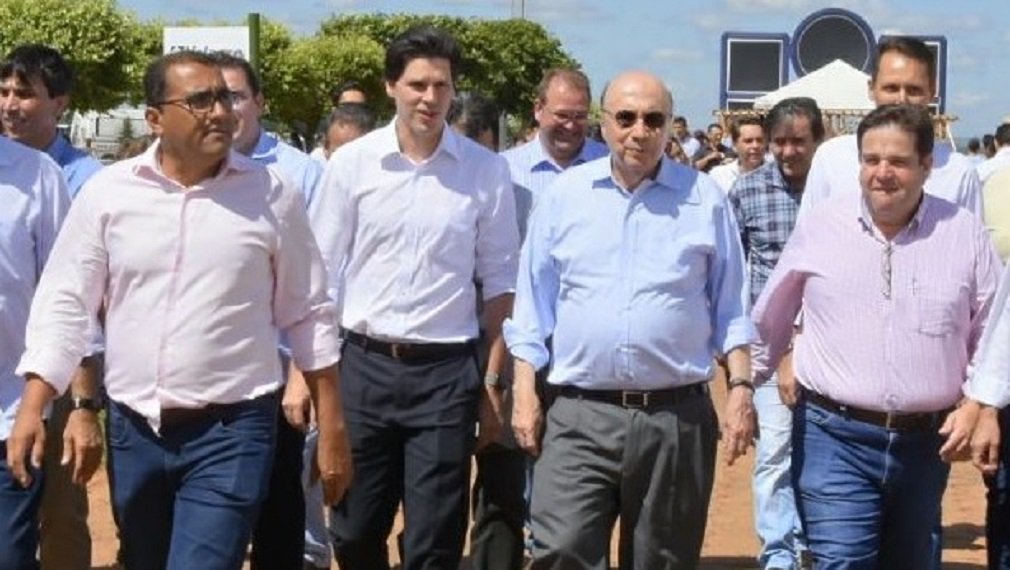 O ex-ministro da Fazenda, Henrique Meirelles, visitou na manhã desta quinta-feira (12) a feira do agronegócio “Tecnoshow Comigo”, em Rio Verde, ao lado do pré-candidato ao governo de Goiás Daniel Vilela; Meirelles tem se colocado como possível candidato à presidência da República; Meirelles afirmou que acredita que o candidato do centro deve ser escolhido pelo eleitor e não por um “acordo de bastidor”; “Vamos chegar em agosto, setembro com um quadro muito melhor definido” (Foto: José Barbacena) O ex-ministro da Fazenda, Henrique Meirelles, visitou na manhã desta quinta-feira (12) a feira do agronegócio “Tecnoshow Comigo”, em Rio Verde, ao lado do pré-candidato ao governo de Goiás Daniel Vilela; Meirelles tem se colocado como possível candidato à presidência da República; Meirelles afirmou que acredita que o candidato do centro deve ser escolhido pelo eleitor e não por um “acordo de bastidor”; “Vamos chegar em agosto, setembro com um quadro muito melhor definido”