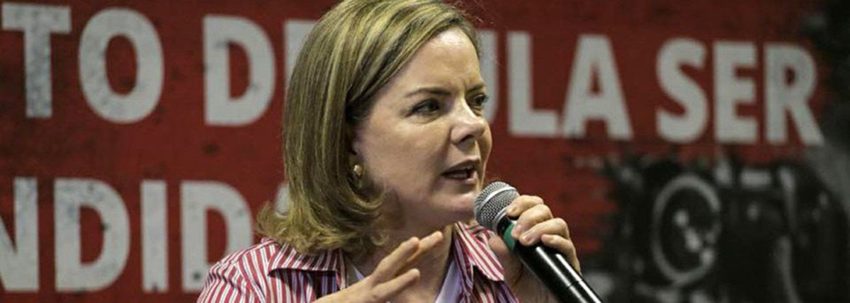 Em vídeo, a presidente nacional do PT, senadora Gleisi Hoffmann (PR), criticou a nota do Sindicato dos Delegados da PF-PR, que pediu a transferência do ex-presidente Lula de local sob o argumento que ele está colocando em risco a segurança de moradores no entorno da seda da PF em Curitiba, de funcionários e seguranças; de acordo com a parlamentar, a manifestação do sindicato foi "desrespeitosa"; "Qualquer situação envolvendo Lula, inclusive de transferência de local, só vai ser feita a parti de negociação detalhada e responsável com seus representantes jurídicos"; assista (Foto: Leonardo Lucena) Em vídeo, a presidente nacional do PT, senadora Gleisi Hoffmann (PR), criticou a nota do Sindicato dos Delegados da PF-PR, que pediu a transferência do ex-presidente Lula de local sob o argumento que ele está colocando em risco a segurança de moradores no entorno da seda da PF em Curitiba, de funcionários e seguranças; de acordo com a parlamentar, a manifestação do sindicato foi "desrespeitosa"; "Qualquer situação envolvendo Lula, inclusive de transferência de local, só vai ser feita a parti de negociação detalhada e responsável com seus representantes jurídicos"; assista