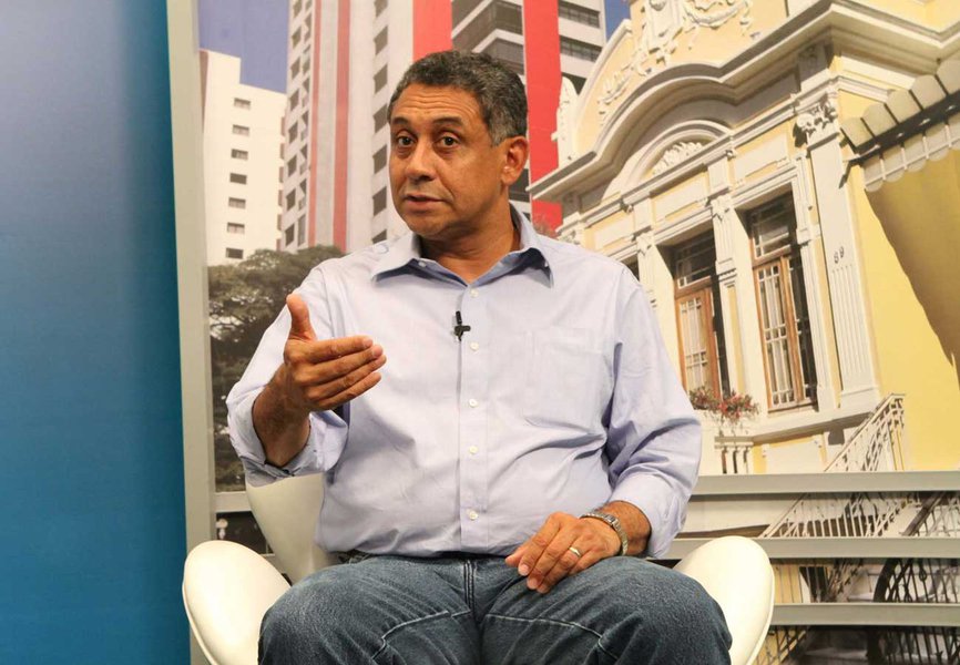 A Frente Brasil Popular de Uberlândia criticou em nota a condução coercitiva cumprida pela PF contra o ex-prefeito de Uberlândia Gilmar Machado por supostas irregularidades no Instituto de Previdência Municipal; para a Frente, Gilmar foi coagido em desrespeito ao princípio jurídico de presunção de inocência e de ampla defesa; "assim como os golpistas prenderam Lula para inviabilizá-lo à Presidência, a condução de Gilmar se dá como sequência do processo policialesco e autoritário que vivemos", diz a nota (Foto: Voney Malta) A Frente Brasil Popular de Uberlândia criticou em nota a condução coercitiva cumprida pela PF contra o ex-prefeito de Uberlândia Gilmar Machado por supostas irregularidades no Instituto de Previdência Municipal; para a Frente, Gilmar foi coagido em desrespeito ao princípio jurídico de presunção de inocência e de ampla defesa; "assim como os golpistas prenderam Lula para inviabilizá-lo à Presidência, a condução de Gilmar se dá como sequência do processo policialesco e autoritário que vivemos", diz a nota