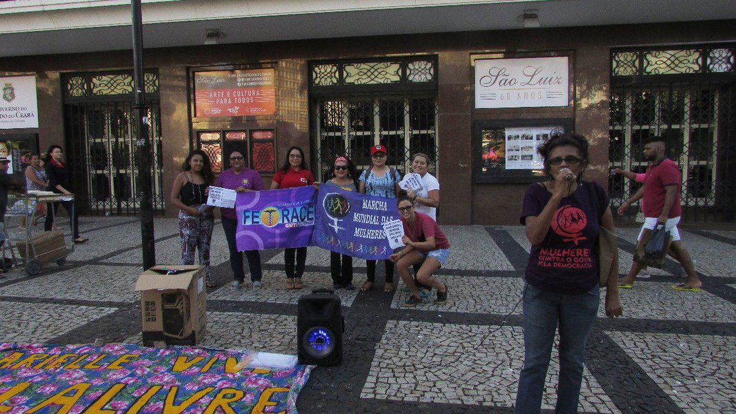 Um grupo de mulheres de diferentes movimentos sociais promoveu ontem (11), um ato na na Praça do Ferreira, em Fortaleza, contra o preço do gás de cozinha que tem levado as famílias mais humildes a usar carvão e lenha para cozinhar. Com a palavra de ordem "com Temer não dá mais, contra o aumento do gás", as mulheres criticaram a política abusiva de preços da Petrobrás (Foto: Fatima 247) Um grupo de mulheres de diferentes movimentos sociais promoveu ontem (11), um ato na na Praça do Ferreira, em Fortaleza, contra o preço do gás de cozinha que tem levado as famílias mais humildes a usar carvão e lenha para cozinhar. Com a palavra de ordem "com Temer não dá mais, contra o aumento do gás", as mulheres criticaram a política abusiva de preços da Petrobrás