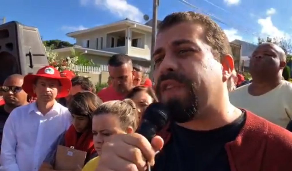 O líder do MTST e presidenciável do PSOL, Guilherme Boulos, participou na manhã desta quarta-feira, 11, de manifestação no acampamento em defesa do ex-presidente Lula, próximo à Superintendência da Polícia Federal em Curitiba; Boulo, que viaja hoje para Portugal, defendeu que os veículos de mídia independente e a militância repercutam internacionalmente a prisão política de Lula; “As mobilizações vão crescer porque a ficha das pessoas está caindo. A indignação está se transformando em mobilização”, disse (Foto: Aquiles Lins) O líder do MTST e presidenciável do PSOL, Guilherme Boulos, participou na manhã desta quarta-feira, 11, de manifestação no acampamento em defesa do ex-presidente Lula, próximo à Superintendência da Polícia Federal em Curitiba; Boulo, que viaja hoje para Portugal, defendeu que os veículos de mídia independente e a militância repercutam internacionalmente a prisão política de Lula; “As mobilizações vão crescer porque a ficha das pessoas está caindo. A indignação está se transformando em mobilização”, disse