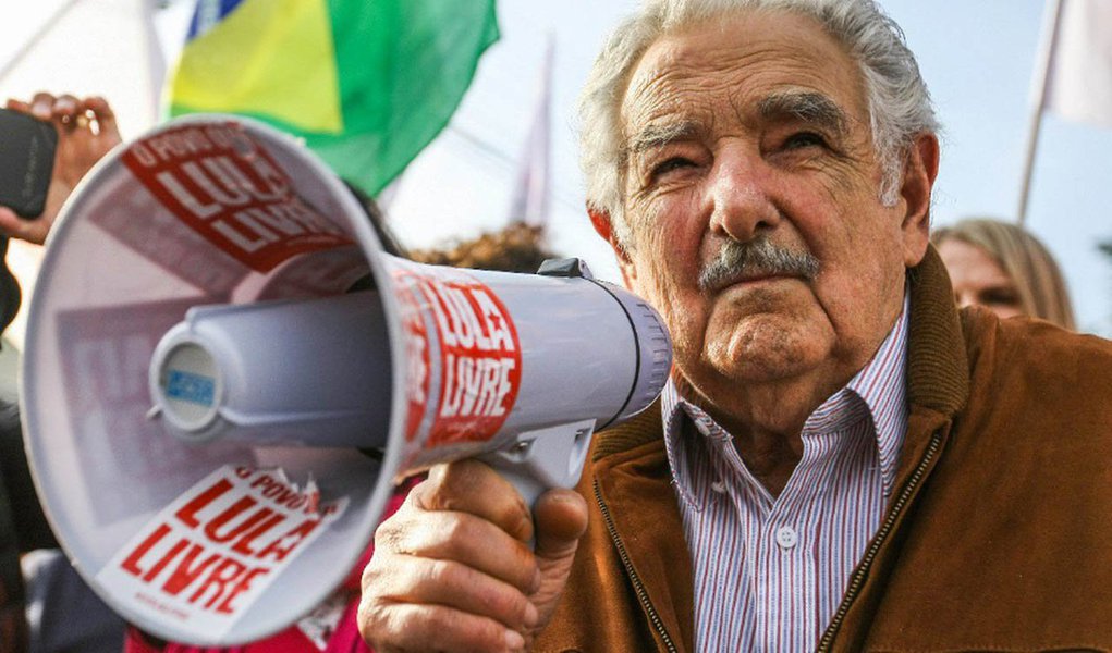 Antes de visitar o ex-presidente Lula na prisão, o ex-presidente do Uruguai Jose Pepe Mujica fez um breve discurso à militância em frente à Polícia Federal em Curitiba; Mujica disse que veio visitar seu companheiro de luta; "Adiante, companheiros, Lula somos todos. Todos os que têm problema na imensidão da América Latina, não se esqueçam”, disse; assista sua fala (Foto: Aquiles Lins) Antes de visitar o ex-presidente Lula na prisão, o ex-presidente do Uruguai Jose Pepe Mujica fez um breve discurso à militância em frente à Polícia Federal em Curitiba; Mujica disse que veio visitar seu companheiro de luta; "Adiante, companheiros, Lula somos todos. Todos os que têm problema na imensidão da América Latina, não se esqueçam”, disse; assista sua fala