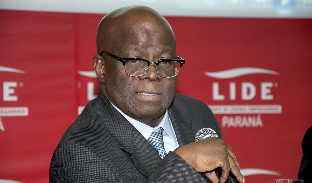 O editor do Tijolaço, Fernando Brito, avalia como "curioso" os índices da pesquisa Datafolha sobre o ex-ministro do STF Joaquim Barbosa na eleição presidencial de outubro; "Na pesquisa espontânea, aparece com 1%. Nas estimuladas, vai de 8 a 10%"; para ele, "jogam a mosca azul eleitoral nos dirigentes do PSB, divididos entre a ala que quer apoiar Lula (o governador Paulo Câmara, de Pernambuco) e a que está cooptada por Geraldo Alckmin, comandada por Márcio França" (Foto: Paulo Emílio) O editor do Tijolaço, Fernando Brito, avalia como "curioso" os índices da pesquisa Datafolha sobre o ex-ministro do STF Joaquim Barbosa na eleição presidencial de outubro; "Na pesquisa espontânea, aparece com 1%. Nas estimuladas, vai de 8 a 10%"; para ele, "jogam a mosca azul eleitoral nos dirigentes do PSB, divididos entre a ala que quer apoiar Lula (o governador Paulo Câmara, de Pernambuco) e a que está cooptada por Geraldo Alckmin, comandada por Márcio França"