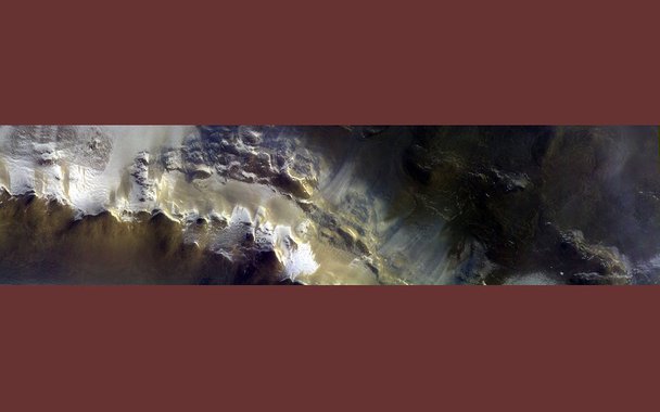 O super avançado equipamento fotográfico de alta resolução da sonda ExoMars, em órbita ao redor de Marte, acaba de mandar sua primeira foto. Ela é simplesmente sensacional: revela enormes depósitos de gelo nas bordas da cratera Korolev, no hemisfério norte. E confirma que água, embora congelada, é abundante no planeta vizinho. Na foto de abertura, detalhe da imagem tirada pelo equipamento CaSSIS da sonda ExoMars (Foto: Luis Pellegrini) O super avançado equipamento fotográfico de alta resolução da sonda ExoMars, em órbita ao redor de Marte, acaba de mandar sua primeira foto. Ela é simplesmente sensacional: revela enormes depósitos de gelo nas bordas da cratera Korolev, no hemisfério norte. E confirma que água, embora congelada, é abundante no planeta vizinho. Na foto de abertura, detalhe da imagem tirada pelo equipamento CaSSIS da sonda ExoMars