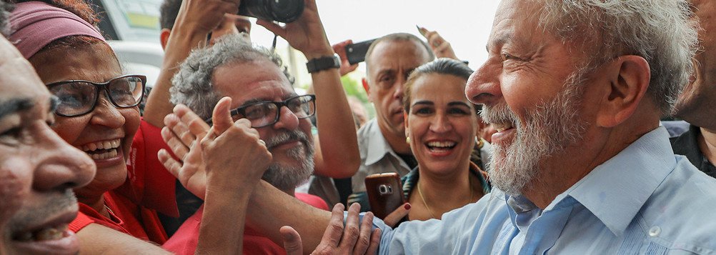 Se Lula não voltasse a ser o líder de pesquisas de intenção de votos, não seria o alvo de ataques tão ferozes dos grandes meios de comunicação e de um judiciário cúmplice dessa perseguição. Se Lula tivesse preferido ficar em casa, como ex-presidente de maior popularidade na história do Brasil, poderia estar nesse momento gozando de sua liberdade (Foto: Zeca Dirceu) Se Lula não voltasse a ser o líder de pesquisas de intenção de votos, não seria o alvo de ataques tão ferozes dos grandes meios de comunicação e de um judiciário cúmplice dessa perseguição. Se Lula tivesse preferido ficar em casa, como ex-presidente de maior popularidade na história do Brasil, poderia estar nesse momento gozando de sua liberdade