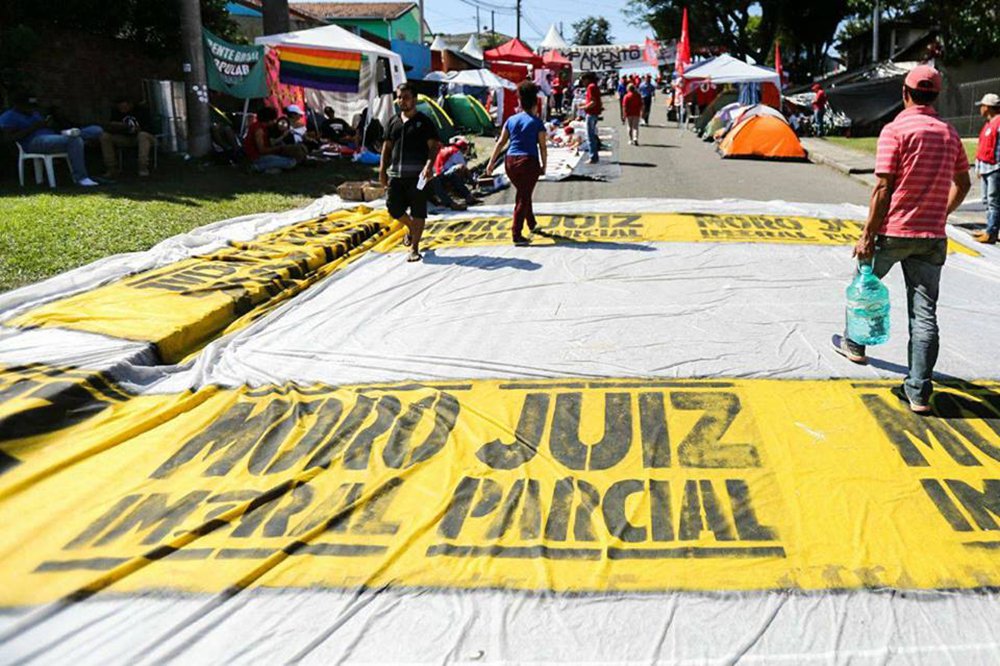 Na república da resistência, na capital paranaense, a CMP, com suas entidades filiadas, se somou a outros militantes do PT, do MST, da CUT, do Levante Popular da Juventude, do Movimento dos Atingidos por Barragens, de gente de toda parte do Brasil, que não participa de movimento ou partido, mas que também quer Lula livre (Foto: Raimundo Bonfim) Na república da resistência, na capital paranaense, a CMP, com suas entidades filiadas, se somou a outros militantes do PT, do MST, da CUT, do Levante Popular da Juventude, do Movimento dos Atingidos por Barragens, de gente de toda parte do Brasil, que não participa de movimento ou partido, mas que também quer Lula livre