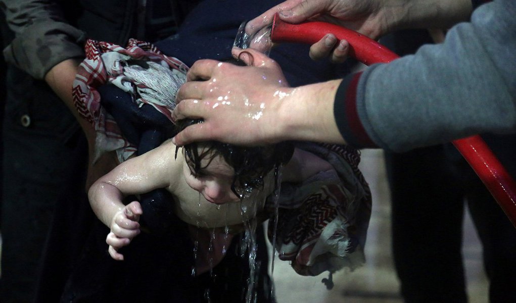 Criança é tratada em hospital em Douma, após suposto ataque químico na Síria 07'/04/2018 White Helmets/Divulgação via REUTERS (Foto: Paulo Emílio) Criança é tratada em hospital em Douma, após suposto ataque químico na Síria 07'/04/2018 White Helmets/Divulgação via REUTERS