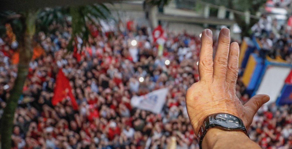 O jornalista Mauro Lopes compara a manchete dada pela Folha de S.Paulo e a íntegra da pesquisa do Instituto Datafolha, que "busca manter um mínimo de credibilidade", segundo ele, e destaca os pontos mais importantes do levantamento: Lula tem o dobro de Geraldo Alckmin em São Paulo; a rejeição ao ex-presidente despencou para 36% (em 2016, chegou a 57% e, em dezembro passado, estava em 39%); o poder de transferência de Lula é enorme: 46% dos eleitores admitem votar num candidato indicado por ele (Foto: Mauro Lopes) O jornalista Mauro Lopes compara a manchete dada pela Folha de S.Paulo e a íntegra da pesquisa do Instituto Datafolha, que "busca manter um mínimo de credibilidade", segundo ele, e destaca os pontos mais importantes do levantamento: Lula tem o dobro de Geraldo Alckmin em São Paulo; a rejeição ao ex-presidente despencou para 36% (em 2016, chegou a 57% e, em dezembro passado, estava em 39%); o poder de transferência de Lula é enorme: 46% dos eleitores admitem votar num candidato indicado por ele