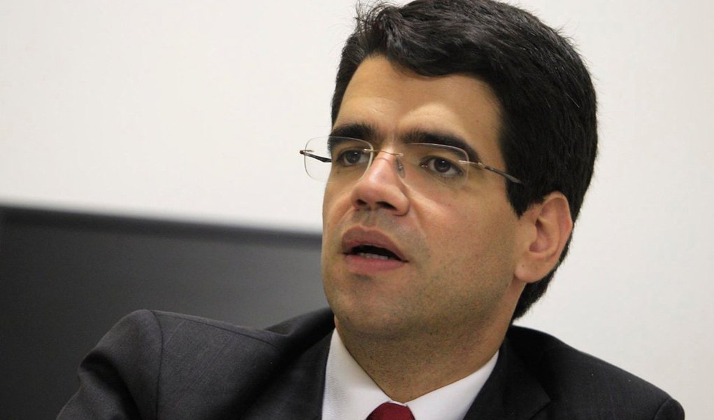 Ex-secretário estadual de Ciência e Tecnologia, Vivaldo Mendonça (PSB) usou as redes sociais para reclamar da provável exclusão da senadora Lídice da Mata (PSB) da chapa majoritária de Rui Costa (PT) nas eleições; “Cadê o governador que encantou e encanta a Bahia? Um homem justo que sei que mora no Palácio de Ondina! E este do bastidor que é duro, que manda recado e não fala direto, que deixa sabotar”, disse (Foto: Voney Malta) Ex-secretário estadual de Ciência e Tecnologia, Vivaldo Mendonça (PSB) usou as redes sociais para reclamar da provável exclusão da senadora Lídice da Mata (PSB) da chapa majoritária de Rui Costa (PT) nas eleições; “Cadê o governador que encantou e encanta a Bahia? Um homem justo que sei que mora no Palácio de Ondina! E este do bastidor que é duro, que manda recado e não fala direto, que deixa sabotar”, disse