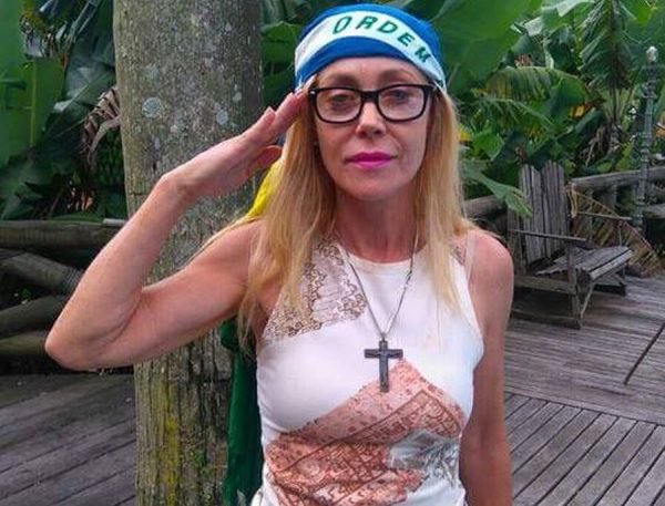 A senhorinha chorosa percebeu que intervenção militar só é boa quando é pros outros. Aquela senhorinha que outrora apontara a bandeira do Japão como um símbolo comuna, mostrava o braço ralado e clamava a presença do mito: onde está o capitão Bolsonaro? (Foto: Lelê Teles) A senhorinha chorosa percebeu que intervenção militar só é boa quando é pros outros. Aquela senhorinha que outrora apontara a bandeira do Japão como um símbolo comuna, mostrava o braço ralado e clamava a presença do mito: onde está o capitão Bolsonaro?