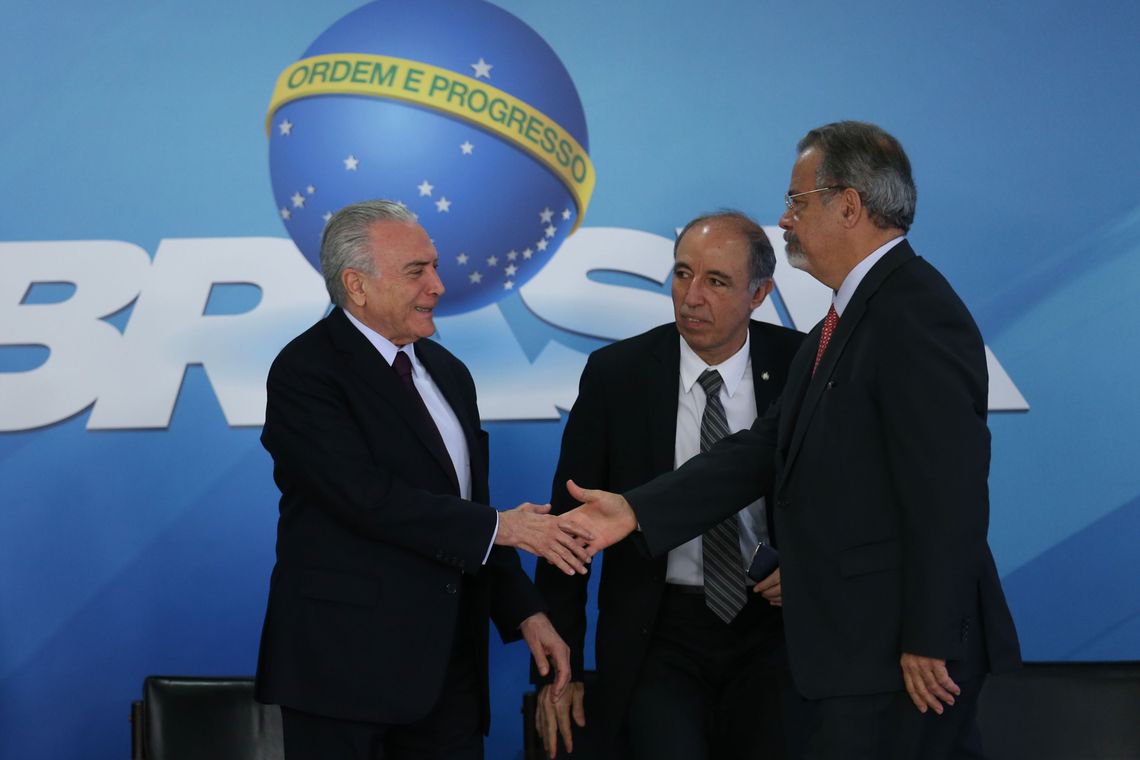 "Demos apenas os primeiros passos com a intervenção no Rio de Janeiro e 20 indicadores já mostram alguma melhora. Sabemos que não existe mágica na segurança e que precisamos fazer mais. Estamos trabalhando e vamos devolver a tranquilidade ao povo do Rio", escreveu Michel Temer no Twitter, ao comemorar suposta melhora na situação do Rio; no entanto, os dados não explicam tamanho otimismo; dos 20 itens relacionados como "alguma melhora", apenas dez se referem à queda de criminalidade (Foto: Aquiles Lins) "Demos apenas os primeiros passos com a intervenção no Rio de Janeiro e 20 indicadores já mostram alguma melhora. Sabemos que não existe mágica na segurança e que precisamos fazer mais. Estamos trabalhando e vamos devolver a tranquilidade ao povo do Rio", escreveu Michel Temer no Twitter, ao comemorar suposta melhora na situação do Rio; no entanto, os dados não explicam tamanho otimismo; dos 20 itens relacionados como "alguma melhora", apenas dez se referem à queda de criminalidade