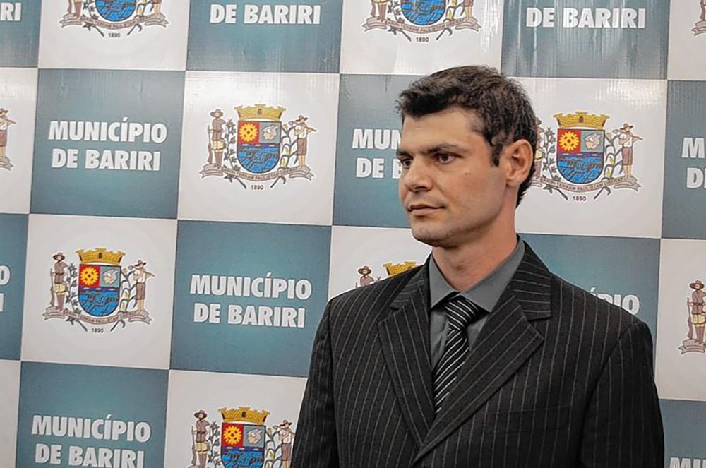 A Polícia Militar prendeu nesse sábado, 21, o prefeito em exercício de Bariri (SP), Paulo Henrique Barros de Araújo (PSDB) sob acusação de violência sexual contra uma menina de 8 anos; segundo a Polícia Militar, ele raptou a vítima e se dirigiu a uma área de mata, onde seu carro ficou preso em um buraco; a menina deixou o carro à pé e pediu socorro (Foto: Aquiles Lins) A Polícia Militar prendeu nesse sábado, 21, o prefeito em exercício de Bariri (SP), Paulo Henrique Barros de Araújo (PSDB) sob acusação de violência sexual contra uma menina de 8 anos; segundo a Polícia Militar, ele raptou a vítima e se dirigiu a uma área de mata, onde seu carro ficou preso em um buraco; a menina deixou o carro à pé e pediu socorro