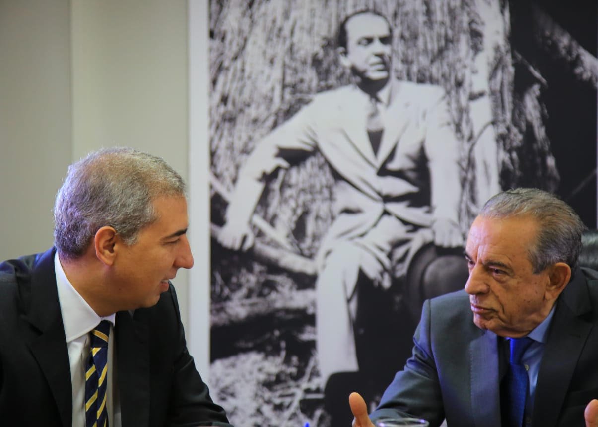 Após receber a visita do governador José Eliton (PSDB) em seu gabinete na manhã desta quinta-feira, o prefeito de Goiânia, Iris Rezende (MDB), afirmou que predomina entre os dois um “tempo de compreensão, de espírito público e de responsabilidade”; “Continuaremos unindo forças da prefeitura e do Estado para fazer de Goiânia uma cidade que se sinta realizada”, afirmou; prefeito disse que estava disposto a se deslocar ao Palácio para que a primeira audiência dele com o novo governador fosse no gabinete do chefe do poder público estadual, mas que foi surpreendido pelo “gesto de gentileza” de Eliton, que com ele foi discutir assuntos relacionados ao Goiás na Frente e investimentos que serão feitos à Capital (Foto: José Barbacena) Após receber a visita do governador José Eliton (PSDB) em seu gabinete na manhã desta quinta-feira, o prefeito de Goiânia, Iris Rezende (MDB), afirmou que predomina entre os dois um “tempo de compreensão, de espírito público e de responsabilidade”; “Continuaremos unindo forças da prefeitura e do Estado para fazer de Goiânia uma cidade que se sinta realizada”, afirmou; prefeito disse que estava disposto a se deslocar ao Palácio para que a primeira audiência dele com o novo governador fosse no gabinete do chefe do poder público estadual, mas que foi surpreendido pelo “gesto de gentileza” de Eliton, que com ele foi discutir assuntos relacionados ao Goiás na Frente e investimentos que serão feitos à Capital