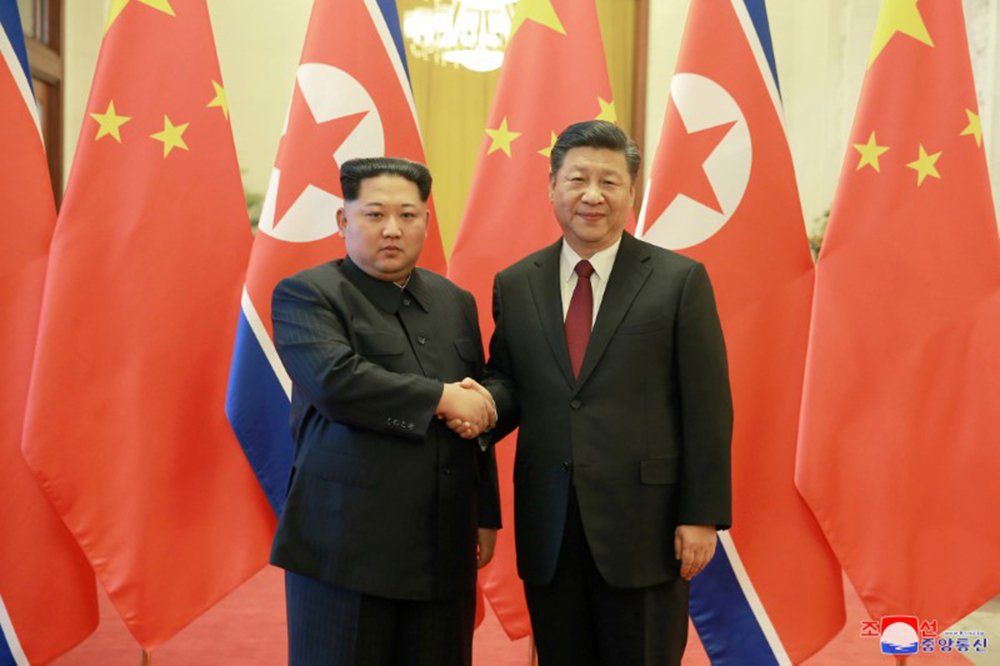 Líder norte-coreano, Kim Jong Un, cumprimenta presidente da China, Xi Jinping, em Pequim 28/03/2018 KCNA/via Reuters (Foto: Reinaldo) Líder norte-coreano, Kim Jong Un, cumprimenta presidente da China, Xi Jinping, em Pequim 28/03/2018 KCNA/via Reuters