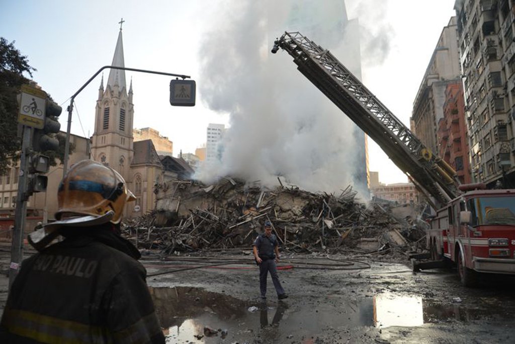 Prédio de 26 andares em chamas desaba no centro de São Paulo (Foto: Leonardo Lucena) Prédio de 26 andares em chamas desaba no centro de São Paulo