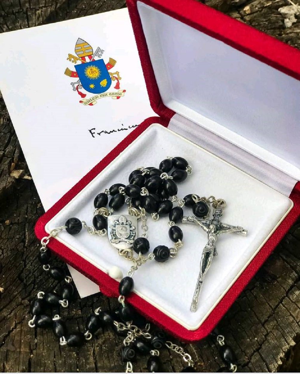 Com base em uma nota do Vatican News, a Agência Lupa chamou de "fakenews" a notícia veiculada pela blogosfera de que o argentino Juan Gabrois seria consultor do Papa Francisco e teria trazido um terço abençoado pelo pontífice à Lula; agora, o site ligado ao Vaticano se corrige e confirma versão veiculada pela mídia alternativa, demolindo tese de fakenews da Lupa; sites da blogosfera aguardam retratação da Agência de checagem que não checou corretamente fontes e dados (Foto: Gustavo Conde) Com base em uma nota do Vatican News, a Agência Lupa chamou de "fakenews" a notícia veiculada pela blogosfera de que o argentino Juan Gabrois seria consultor do Papa Francisco e teria trazido um terço abençoado pelo pontífice à Lula; agora, o site ligado ao Vaticano se corrige e confirma versão veiculada pela mídia alternativa, demolindo tese de fakenews da Lupa; sites da blogosfera aguardam retratação da Agência de checagem que não checou corretamente fontes e dados