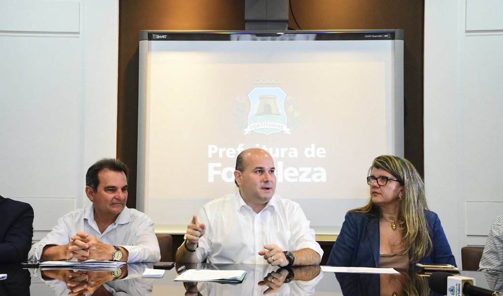 O prefeito Roberto Cláudio (PDT) anunciou concurso público para a Rede de Atenção à Saúde Mental (Raps) de Fortaleza. Ao todo serão 129 vagas, distribuídas para médicos psiquiatras, clínicos e neurologistas, enfermeiros, psicólogos e terapeutas ocupacionais. O certame será encaminhado nesta quinta-feira (3/5) para a aprovação na Câmara Municipal e a expectativa é que o edital, elaborado pelo Imparh, seja lançado até o mês de julho (Foto: Rodrigo Rocha) O prefeito Roberto Cláudio (PDT) anunciou concurso público para a Rede de Atenção à Saúde Mental (Raps) de Fortaleza. Ao todo serão 129 vagas, distribuídas para médicos psiquiatras, clínicos e neurologistas, enfermeiros, psicólogos e terapeutas ocupacionais. O certame será encaminhado nesta quinta-feira (3/5) para a aprovação na Câmara Municipal e a expectativa é que o edital, elaborado pelo Imparh, seja lançado até o mês de julho