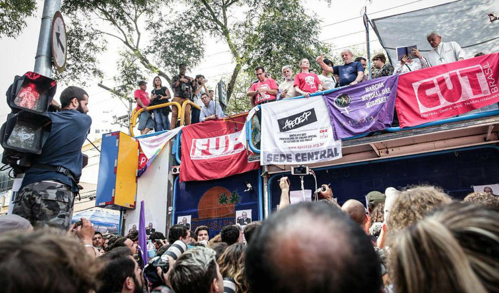 Após o bispo dom Angélico Sândalo Bernardino realizar celebração ecumênica em homenagem a Marisa Letícia, em São Bernardo, durante o fim de semana em que ex-presidente Lula se entregou à Polícia Federal, a Conferência Nacional dos Bispos do Brasil (CNBB) foi atacada via twitter. “CNBB: antro de comunistas”, dizia uma das mensagens postadas (Foto: Leonardo Lucena) Após o bispo dom Angélico Sândalo Bernardino realizar celebração ecumênica em homenagem a Marisa Letícia, em São Bernardo, durante o fim de semana em que ex-presidente Lula se entregou à Polícia Federal, a Conferência Nacional dos Bispos do Brasil (CNBB) foi atacada via twitter. “CNBB: antro de comunistas”, dizia uma das mensagens postadas