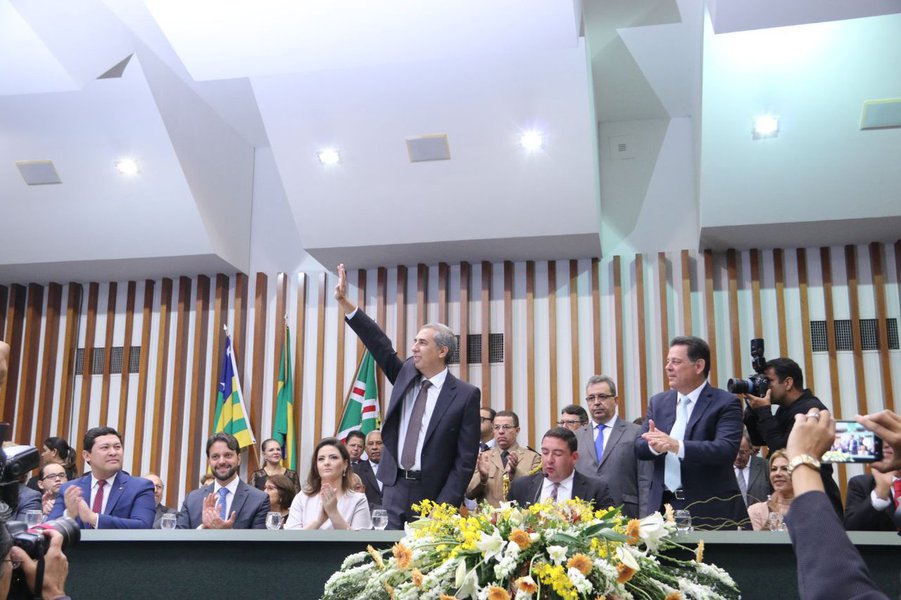 “A partir de hoje, a partir do novo Goiás nascido com Marconi Perillo, vamos inaugurar o novo tempo novo em Goiás, com esperança, sonhos e coragem”, proclamou o governador de Goiás, Zé Eliton, num discurso emocionado ao tomar posse nesta manhã de sábado, na Assembleia Legislativa; segundo ele, a gestão tem como foco as pessoas, “garantindo a todos, onde quer que tenham nascido nesse chão goiano, o direito elementar de terem oportunidades”; Zé Eliton despediu-se do ex-governador Marconi Perillo exaltando o seu legado e garantiu: “continuarei a fazer a mudança iniciada pelo tempo novo (Foto: José Barbacena) “A partir de hoje, a partir do novo Goiás nascido com Marconi Perillo, vamos inaugurar o novo tempo novo em Goiás, com esperança, sonhos e coragem”, proclamou o governador de Goiás, Zé Eliton, num discurso emocionado ao tomar posse nesta manhã de sábado, na Assembleia Legislativa; segundo ele, a gestão tem como foco as pessoas, “garantindo a todos, onde quer que tenham nascido nesse chão goiano, o direito elementar de terem oportunidades”; Zé Eliton despediu-se do ex-governador Marconi Perillo exaltando o seu legado e garantiu: “continuarei a fazer a mudança iniciada pelo tempo novo