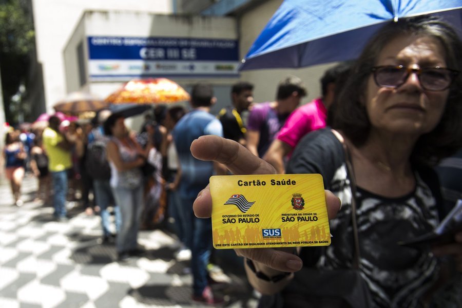 Matéria da jornalista Cláudia Collucci, da Folha de S. Paulo, mostra que o maior sistema de saúde do mundo está sob a ameaça do subfinanciamento, o que prejudica sua manutenção e compromete sua expansão; a reportagem afirma que o SUS é reconhecido pela OMS como o maior sistema gratuito e universal do mundo, que atende 7 entre 10 brasileiros, que garante 98% da imunização por vacinas e também o maior sistema de transplantes de órgão do mundo – de maneira gratuita e universal (Foto: Gustavo Conde) Matéria da jornalista Cláudia Collucci, da Folha de S. Paulo, mostra que o maior sistema de saúde do mundo está sob a ameaça do subfinanciamento, o que prejudica sua manutenção e compromete sua expansão; a reportagem afirma que o SUS é reconhecido pela OMS como o maior sistema gratuito e universal do mundo, que atende 7 entre 10 brasileiros, que garante 98% da imunização por vacinas e também o maior sistema de transplantes de órgão do mundo – de maneira gratuita e universal