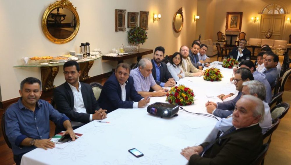Após reunião com representantes de 14 partidos, o governador Flávio Dino (PCdoB) apresentou aos aliados a chapa majoritária de sua preferência, que tem Carlos Brandão (PRB) como vice e Weverton Rocha (PDT) e Eliziane Gama (PPS) para o Senado; reunião definitiva ocorre em maio; Dino também anunciou que vota para presidente em Manuela D´Ávila (PCdoB), mas vai receber candidatos de qualquer sigla (Foto: Voney Malta) Após reunião com representantes de 14 partidos, o governador Flávio Dino (PCdoB) apresentou aos aliados a chapa majoritária de sua preferência, que tem Carlos Brandão (PRB) como vice e Weverton Rocha (PDT) e Eliziane Gama (PPS) para o Senado; reunião definitiva ocorre em maio; Dino também anunciou que vota para presidente em Manuela D´Ávila (PCdoB), mas vai receber candidatos de qualquer sigla