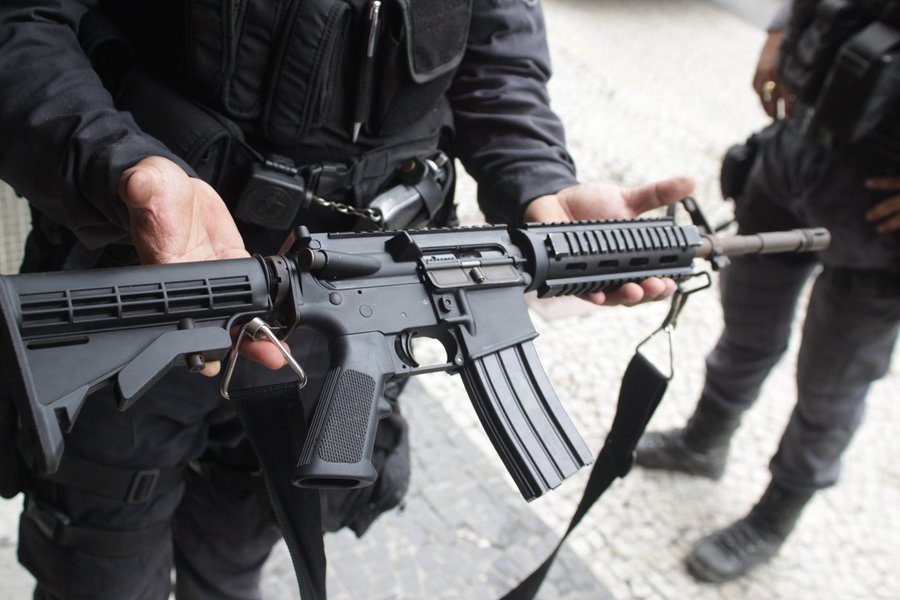 Um grupo participava de uma partida de futebol no bairro do Areal, em Angra dos Reis, quando cerca de 15 homens armados de fuzis e pistolas passaram atirando contra jogadores e torcedores que assistiam à partida; duas pessoas morreram e 10 ficaram feridas; membros do Comando Vermelho e do Terceiro Comando da Capital lutam pelo controle do tráfico; o Rio está sob intervenção militar na segurança
(Foto: Voney Malta) Um grupo participava de uma partida de futebol no bairro do Areal, em Angra dos Reis, quando cerca de 15 homens armados de fuzis e pistolas passaram atirando contra jogadores e torcedores que assistiam à partida; duas pessoas morreram e 10 ficaram feridas; membros do Comando Vermelho e do Terceiro Comando da Capital lutam pelo controle do tráfico; o Rio está sob intervenção militar na segurança
