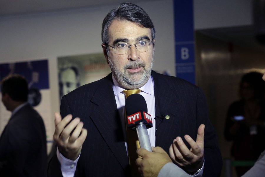 O deputado federal Henrique Fontana (PT-RS) criticou a seletividade da Justiça brasileiro na condenação de políticos alvos das investigações da Operação Lava Jato; "Será que a Rede Globo, Moro, o MBL e os paneleiros vão desencadear uma grande campanha para acelerar os julgamentos de Alckmin, Aécio, Temer, Serra e outros? Avisem o Moro que o Alckmin nāo tem mais foro e pode ser julgado pela primeira instância", escreveu o parlamentar no Twitter (Foto: Leonardo Lucena) O deputado federal Henrique Fontana (PT-RS) criticou a seletividade da Justiça brasileiro na condenação de políticos alvos das investigações da Operação Lava Jato; "Será que a Rede Globo, Moro, o MBL e os paneleiros vão desencadear uma grande campanha para acelerar os julgamentos de Alckmin, Aécio, Temer, Serra e outros? Avisem o Moro que o Alckmin nāo tem mais foro e pode ser julgado pela primeira instância", escreveu o parlamentar no Twitter