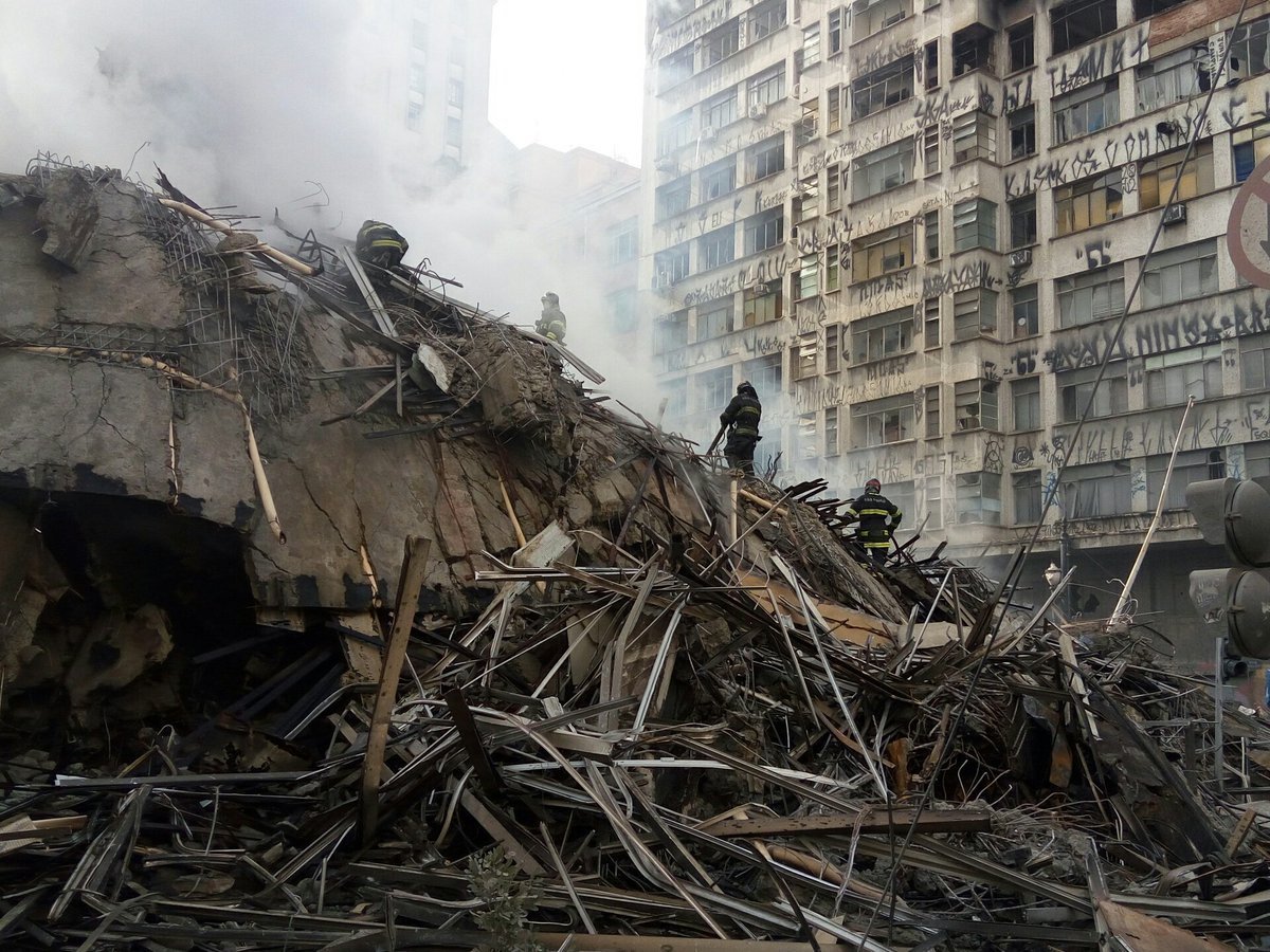 O antigo Prédio da Polícia Federal no centro de São Paulo que pegou fogo e desabou na madrugada de ontem era habitado por famílias refugiadas de diversos países; o congolês Lusangu Kibanda teve que fugir do incêndio como fugiu da guerra em seu país; Kibanda deixou tudo para trás em um de seus raros momentos de descanso, pois a tragédia se deu no Dia do Trabalhador, momento em que muitos ali, sem hora certa para trabalhar, descansavam (Foto: Gustavo Conde) O antigo Prédio da Polícia Federal no centro de São Paulo que pegou fogo e desabou na madrugada de ontem era habitado por famílias refugiadas de diversos países; o congolês Lusangu Kibanda teve que fugir do incêndio como fugiu da guerra em seu país; Kibanda deixou tudo para trás em um de seus raros momentos de descanso, pois a tragédia se deu no Dia do Trabalhador, momento em que muitos ali, sem hora certa para trabalhar, descansavam