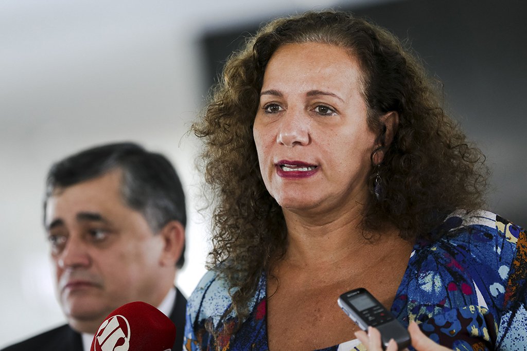Brasília - A Deputada Jandira Feghali durante entrevista de parlamentares que apoiam o governo após encontro com a Presidenta Dilma Rousseff (Marcelo Camargo/Agência Brasil) (Foto: Leonardo Lucena) Brasília - A Deputada Jandira Feghali durante entrevista de parlamentares que apoiam o governo após encontro com a Presidenta Dilma Rousseff (Marcelo Camargo/Agência Brasil)