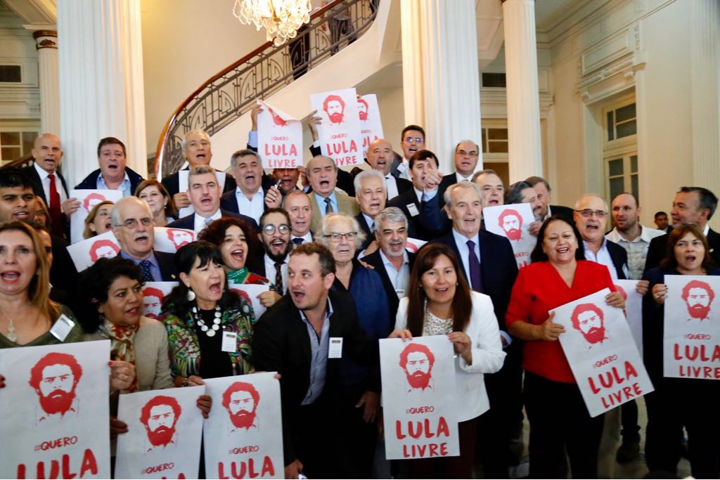 A solidariedade ao ex-presidente Lula continua fora do País; reunidos em Montevidéu, parlamentares do Mercosul pedira a liberdade do ex-presidente, condenado sem provas no processo do triplex em Guarujá (SP) e com prisão decretada sem o esgotamentos de todos os recursos judiciais (Foto: Leonardo Lucena) A solidariedade ao ex-presidente Lula continua fora do País; reunidos em Montevidéu, parlamentares do Mercosul pedira a liberdade do ex-presidente, condenado sem provas no processo do triplex em Guarujá (SP) e com prisão decretada sem o esgotamentos de todos os recursos judiciais