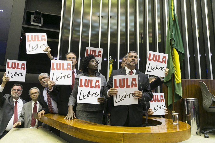Líder do PT na Câmara, o deputado federal Paulo Pimenta usou a tribuna nesta quarta-feira (11) para rebater as acusações contra o ex-Presidente Lula. “Vocês que apontam o dedo para Lula ficaram milionários depois que entraram para a política e não têm 10% da honestidade do ex-Presidente”, disparou Pimenta; ele lembrou que a direita não tem candidato competitivo para enfrentar Lula e essa é a razão do desespero. “Quem é o candidato de vocês? Lula vai ser candidato e vocês vão perder pela quinta vez consecutiva”, prevê o parlamentar (Foto: Aquiles Lins) Líder do PT na Câmara, o deputado federal Paulo Pimenta usou a tribuna nesta quarta-feira (11) para rebater as acusações contra o ex-Presidente Lula. “Vocês que apontam o dedo para Lula ficaram milionários depois que entraram para a política e não têm 10% da honestidade do ex-Presidente”, disparou Pimenta; ele lembrou que a direita não tem candidato competitivo para enfrentar Lula e essa é a razão do desespero. “Quem é o candidato de vocês? Lula vai ser candidato e vocês vão perder pela quinta vez consecutiva”, prevê o parlamentar