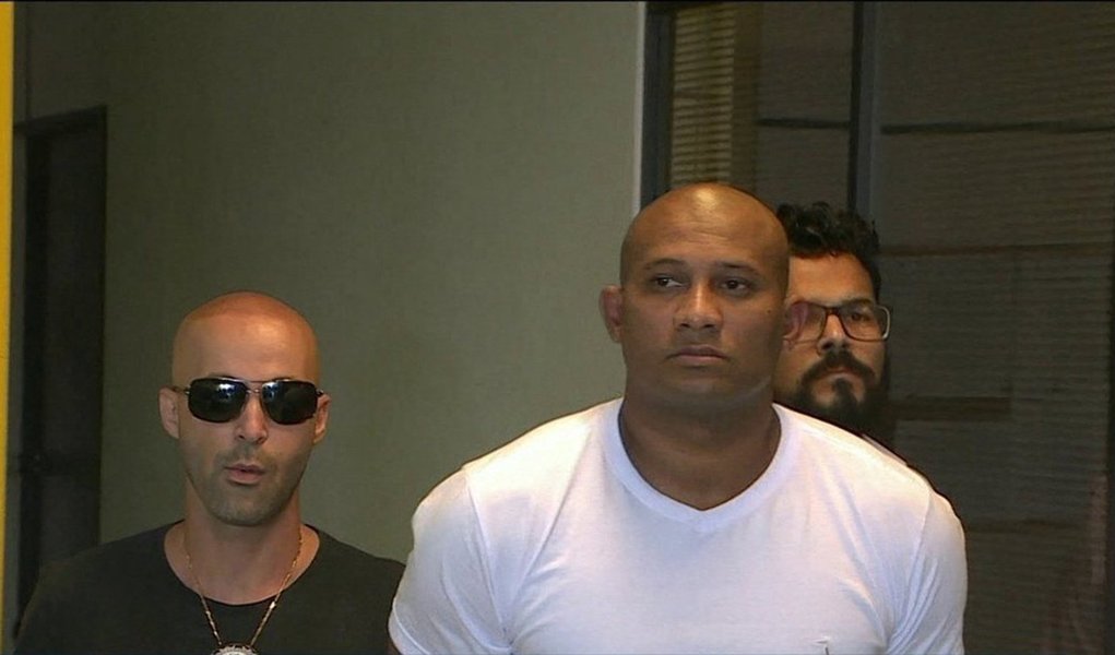 Policiais civis prenderam Wallace Costa Mota acusado de envolvimento na morte do torcedor do Botafogo Diego Silva dos Santos, de 28 anos, em fevereiro do ano passado; o torcedor botafoguense morreu depois de ter sido perfurado várias vezes por torcedores do Flamengo, com um espeto de churrasco furtado de um bar; crime ocorreu antes de um jogo entre Flamengo e Botafogo, no Estádio Nilton Santos, no Rio (Foto: Voney Malta) Policiais civis prenderam Wallace Costa Mota acusado de envolvimento na morte do torcedor do Botafogo Diego Silva dos Santos, de 28 anos, em fevereiro do ano passado; o torcedor botafoguense morreu depois de ter sido perfurado várias vezes por torcedores do Flamengo, com um espeto de churrasco furtado de um bar; crime ocorreu antes de um jogo entre Flamengo e Botafogo, no Estádio Nilton Santos, no Rio