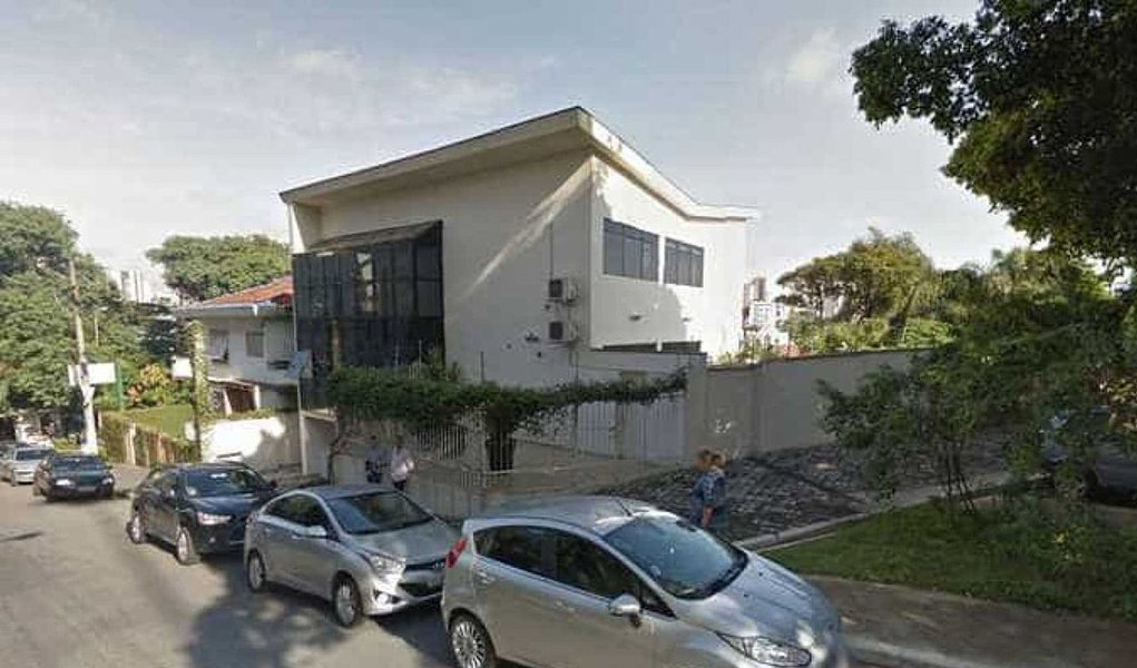 1ª Vara de Execuções Fiscais de São Paulo determinou a indisponibilidade dos bens do ex-presidente Luiz Inácio Lula da Silva, do Instituto Lula, da L.I.L.S., empresa de palestras pertencente ao ex-presidente, e de Paulo OKamotto, presidente do Instituto; medida visa garantir o pagamento de uma dívida fiscal de quase R$ 30 milhões; defesa alega que "além de impor uma condenação sem base legal" agora a "Lava Jato quer retirar do ex-Presidente qualquer possibilidade de defesa ao privá-lo de seus bens e recursos para garantir um débito tributário que ainda está sendo discutido na esfera administrativa" (Foto: Paulo Emílio) 1ª Vara de Execuções Fiscais de São Paulo determinou a indisponibilidade dos bens do ex-presidente Luiz Inácio Lula da Silva, do Instituto Lula, da L.I.L.S., empresa de palestras pertencente ao ex-presidente, e de Paulo OKamotto, presidente do Instituto; medida visa garantir o pagamento de uma dívida fiscal de quase R$ 30 milhões; defesa alega que "além de impor uma condenação sem base legal" agora a "Lava Jato quer retirar do ex-Presidente qualquer possibilidade de defesa ao privá-lo de seus bens e recursos para garantir um débito tributário que ainda está sendo discutido na esfera administrativa"