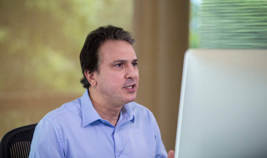 Em transmissão ao vivo pelo Facebook, nesta terça-feira (27), o governador Camilo Santana (PT) informou que o pagamento da folha de março dos cerca de 60 mil servidores ativos e 80 mil inativos (incluindo pensionistas) será liberado na próxima sexta-feira (30) e já vai contar com o reajuste de 3%. Durante o bate-papo, o chefe do Executivo também assinou mensagem que autoriza o pagamento da promoção por titulação de 1.731 professores da rede estadual de educação (Foto: Rodrigo Rocha) Em transmissão ao vivo pelo Facebook, nesta terça-feira (27), o governador Camilo Santana (PT) informou que o pagamento da folha de março dos cerca de 60 mil servidores ativos e 80 mil inativos (incluindo pensionistas) será liberado na próxima sexta-feira (30) e já vai contar com o reajuste de 3%. Durante o bate-papo, o chefe do Executivo também assinou mensagem que autoriza o pagamento da promoção por titulação de 1.731 professores da rede estadual de educação