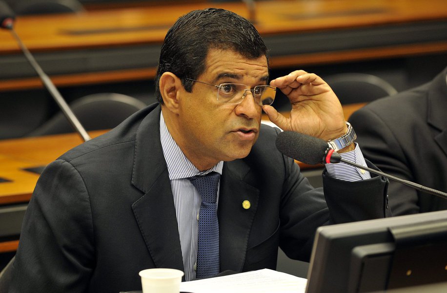 O deputado federal Davidson Magalhães (PCdoB-BA) o decreto de prisão é uma marcha batida do "regime de exceção" no país e a segunda parte do golpe; para ele, "O show pirotécnico feito no Supremo Tribunal Federal (STF) estava combinado com o jogo do juiz Sergio Moro de hoje. As duas peças se encaixam em uma tentativa de estabelecer a agenda política que interessa a forças conservadoras do Brasil” (Foto: Voney Malta) O deputado federal Davidson Magalhães (PCdoB-BA) o decreto de prisão é uma marcha batida do "regime de exceção" no país e a segunda parte do golpe; para ele, "O show pirotécnico feito no Supremo Tribunal Federal (STF) estava combinado com o jogo do juiz Sergio Moro de hoje. As duas peças se encaixam em uma tentativa de estabelecer a agenda política que interessa a forças conservadoras do Brasil”