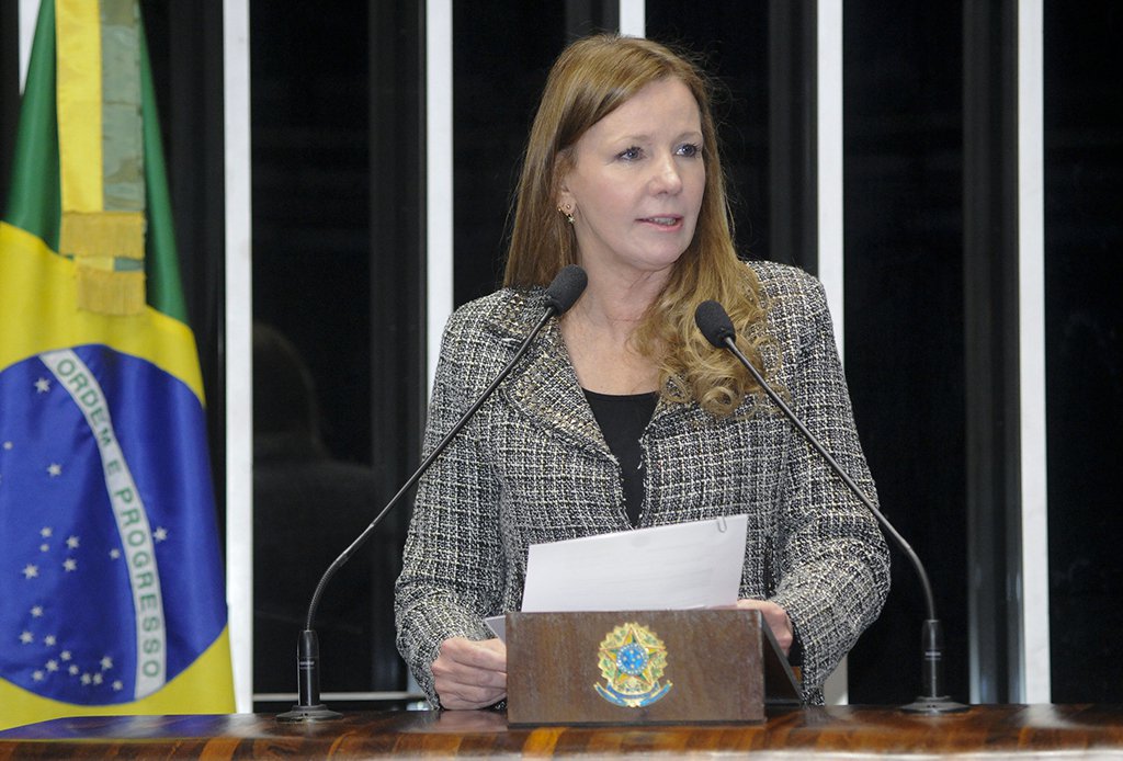 A senadora Vanessa Grazziotin (PCdoB-AM) voltou a criticar os malefícios do golpe parlamentar contra Dilma Rousseff e a prisão do ex-presidente Lula; "Presidente derrubada por golpe parlamentar, direitos confiscados, maior líder do POVO brasileiro encarcerado, militantes e admiradores atacados covardemente pela polícia em manifestação pacífica", afirmou; segundo a congressista, é preciso encarar a realidade de que "estamos vivendo em um Estado de Exceção" (Foto: Leonardo Lucena) A senadora Vanessa Grazziotin (PCdoB-AM) voltou a criticar os malefícios do golpe parlamentar contra Dilma Rousseff e a prisão do ex-presidente Lula; "Presidente derrubada por golpe parlamentar, direitos confiscados, maior líder do POVO brasileiro encarcerado, militantes e admiradores atacados covardemente pela polícia em manifestação pacífica", afirmou; segundo a congressista, é preciso encarar a realidade de que "estamos vivendo em um Estado de Exceção"