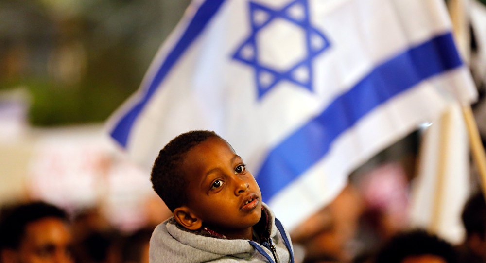 Cerca de 25 mil tomaram as ruas de Tel Aviv neste sábado (24), para protestar contra o plano do governo de deportar imigrantes da África em busca de asilo em Israel, segundo informou a mídia local. Em fevereiro, o primeiro-ministro israelense, Benjamin Netanyahu, anunciou o início do procedimento de deportação. No âmbito dos planos israelenses, cerca de 40 mil imigrantes africanos sem documentos devem deixar o país ou serem detidos por tempo indeterminado (Foto: Leonardo Attuch) Cerca de 25 mil tomaram as ruas de Tel Aviv neste sábado (24), para protestar contra o plano do governo de deportar imigrantes da África em busca de asilo em Israel, segundo informou a mídia local. Em fevereiro, o primeiro-ministro israelense, Benjamin Netanyahu, anunciou o início do procedimento de deportação. No âmbito dos planos israelenses, cerca de 40 mil imigrantes africanos sem documentos devem deixar o país ou serem detidos por tempo indeterminado