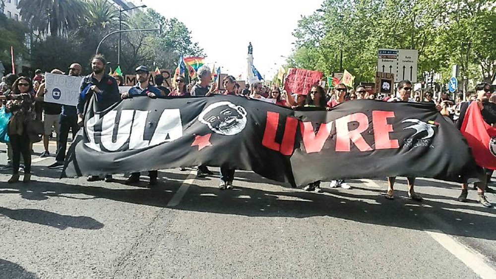 No primeiro 1º de Maio depois de implementada a "reforma" da legislação trabalhista, a revogação da Lei 13.467 e a defesa dos direitos sociais e da democracia marcarão as atividades da próxima terça-feira em todo o país; principal manifestação está prevista para Curitiba, onde as centrais sindicais farão uma inédita manifestação conjunta no Dia do Trabalho, pedindo a libertação do ex-presidente Lula, preso desde o dia 7, e a realização da eleições livres (Foto: Paulo Emílio) No primeiro 1º de Maio depois de implementada a "reforma" da legislação trabalhista, a revogação da Lei 13.467 e a defesa dos direitos sociais e da democracia marcarão as atividades da próxima terça-feira em todo o país; principal manifestação está prevista para Curitiba, onde as centrais sindicais farão uma inédita manifestação conjunta no Dia do Trabalho, pedindo a libertação do ex-presidente Lula, preso desde o dia 7, e a realização da eleições livres
