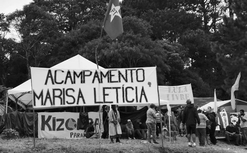 "O ataque a tiros contra o Acampamento Lula Livre, em Curitiba, é mais um sinal de que o neofascismo avança sobre a sociedade e as instituições. Não se combate a violência reacionária apenas com denúncias e protestos", escreve o jornalista Breno Altman; para ele, "os partidos, movimentos e grupos progressistas não podem ser alvos inertes e descuidados a esses ataques, pendurados na ilusão de que o sistema de justiça, penetrado pelo neofascismo, irá combater a delinquência política e o terror de direita" (Foto: Breno Altman) "O ataque a tiros contra o Acampamento Lula Livre, em Curitiba, é mais um sinal de que o neofascismo avança sobre a sociedade e as instituições. Não se combate a violência reacionária apenas com denúncias e protestos", escreve o jornalista Breno Altman; para ele, "os partidos, movimentos e grupos progressistas não podem ser alvos inertes e descuidados a esses ataques, pendurados na ilusão de que o sistema de justiça, penetrado pelo neofascismo, irá combater a delinquência política e o terror de direita"