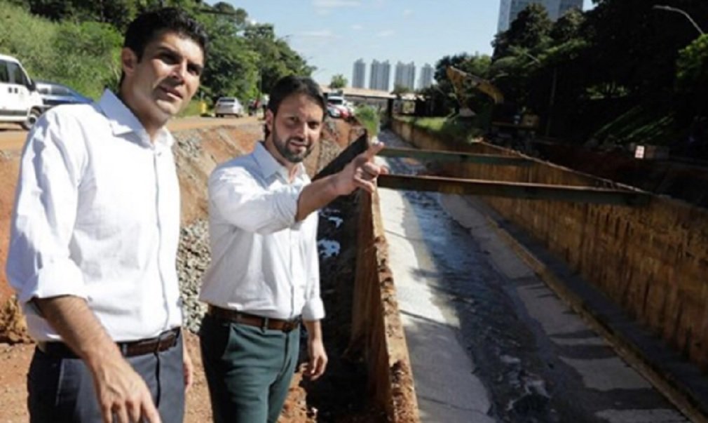 Em visita a Goiânia para acompanhar a obra do BRT Norte Sul e para anunciar a liberação de R$ 7 milhões para reparos emergenciais na marginal Botafogo, o ministro das Cidades, o goiano Alexandre Baldy, afirmou à TV Brasil Central que a sua prioridade na pasta é providenciar a retomada de obras paralisadas pelo Brasil afora; ministro diz que o seu objetivo é evitar que mais dinheiro público seja desperdiçado em projetos inacabados; BRT Norte Sul é exemplo de estrutura que ficou pela metade: licitado em 2015, o BRT ficou parado durante todo o ano de 2017 por causa da burocracia (Foto: José Barbacena) Em visita a Goiânia para acompanhar a obra do BRT Norte Sul e para anunciar a liberação de R$ 7 milhões para reparos emergenciais na marginal Botafogo, o ministro das Cidades, o goiano Alexandre Baldy, afirmou à TV Brasil Central que a sua prioridade na pasta é providenciar a retomada de obras paralisadas pelo Brasil afora; ministro diz que o seu objetivo é evitar que mais dinheiro público seja desperdiçado em projetos inacabados; BRT Norte Sul é exemplo de estrutura que ficou pela metade: licitado em 2015, o BRT ficou parado durante todo o ano de 2017 por causa da burocracia