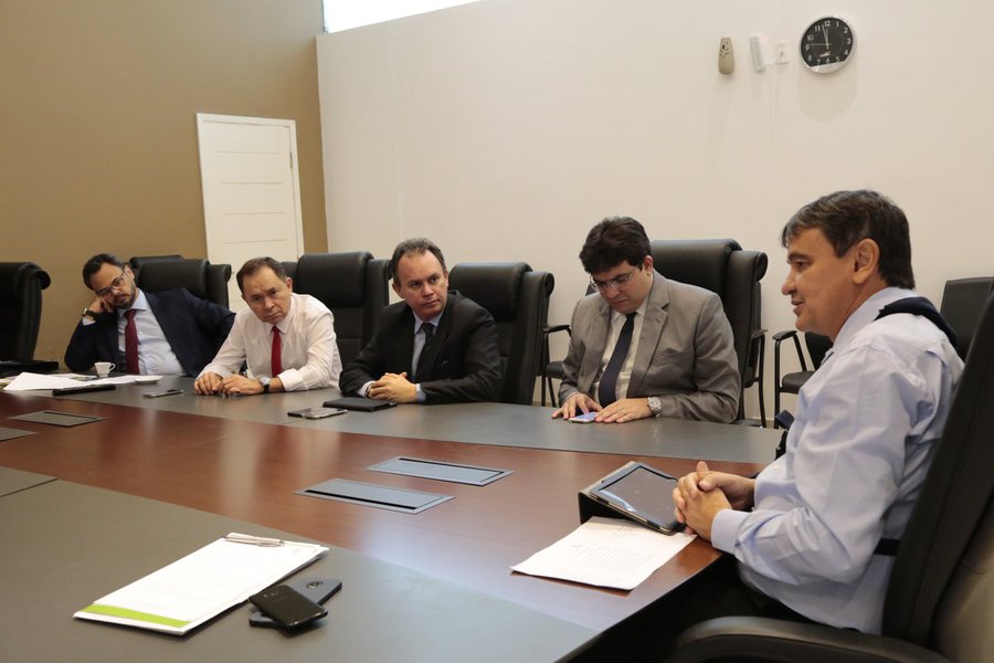 A reunião ocorreu na Residência Oficial e discutiu a adesão do Piauí à Previdência do Nordeste; para o governador Wellington Dias, a política previdenciária do estado trará equilíbrios no futuro; “A previdência complementar é voluntária, depende de aprovação do servidor. Ele pode programar a aposentadoria. O objetivo é garantir lá na frente o equilíbrio”, explicou (Foto: Voney Malta) A reunião ocorreu na Residência Oficial e discutiu a adesão do Piauí à Previdência do Nordeste; para o governador Wellington Dias, a política previdenciária do estado trará equilíbrios no futuro; “A previdência complementar é voluntária, depende de aprovação do servidor. Ele pode programar a aposentadoria. O objetivo é garantir lá na frente o equilíbrio”, explicou