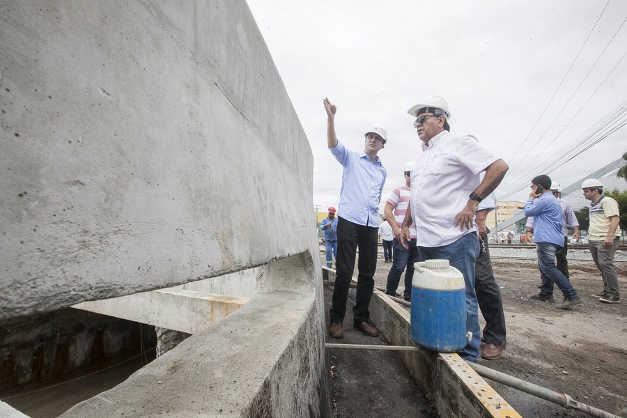 Em visita às obras do Veículo Leve Sobre Trilhos (VLT) de Fortaleza, o governador Camilo Santana (PT) declarou que tem como meta “até junho, colocar o VLT em operação assistida da Parangaba ao Papicu (atualmente já funciona até a Borges de Melo). E, até o fim do ano, colocar em funcionamento até a estação Mucuripe” (Foto: Rodrigo Rocha) Em visita às obras do Veículo Leve Sobre Trilhos (VLT) de Fortaleza, o governador Camilo Santana (PT) declarou que tem como meta “até junho, colocar o VLT em operação assistida da Parangaba ao Papicu (atualmente já funciona até a Borges de Melo). E, até o fim do ano, colocar em funcionamento até a estação Mucuripe”