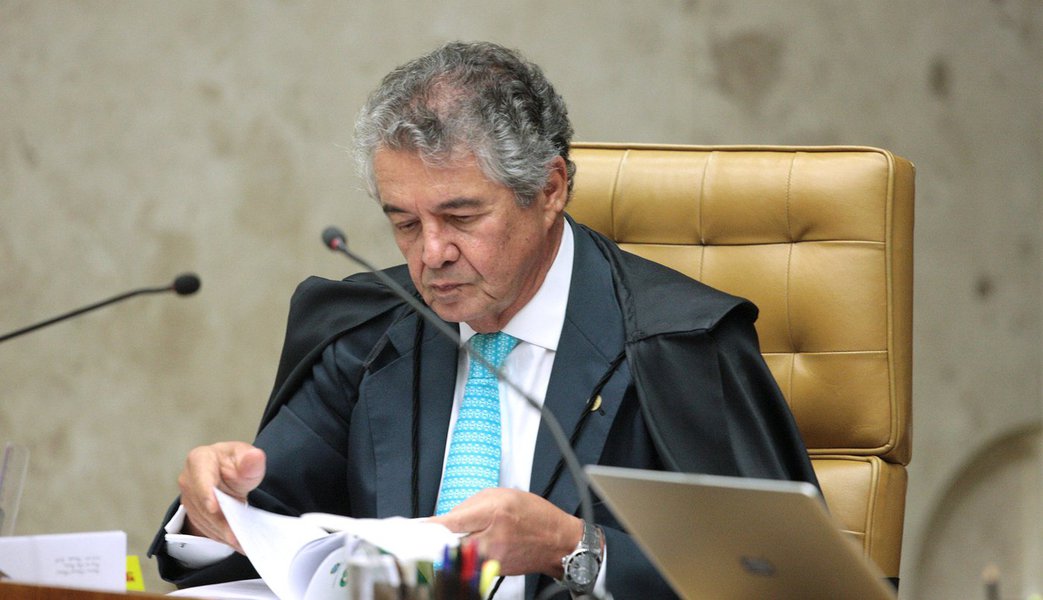 O ministro Marco Aurélio Mello poderá pedir vistas do julgamento do habeas corpus preventivo do ex-presidente Lula nesta noite, forçando a suspensão do julgamento, cujo placar está em 5 a 1 contra o habeas corpus; "Vejam só o que começa a correr no Supremo Tribunal Federal: que o ministro Marco Aurélio Mello pedirá vista do processo só para suspender o julgamento. Se pedir, o plenário terá que decidir se prorrogará o salvo conduto concedido a Lula para que ele não seja preso. Prorrogará!", disse o jornalista Ricardo Noblat pelo Twitter (Foto: Aquiles Lins) O ministro Marco Aurélio Mello poderá pedir vistas do julgamento do habeas corpus preventivo do ex-presidente Lula nesta noite, forçando a suspensão do julgamento, cujo placar está em 5 a 1 contra o habeas corpus; "Vejam só o que começa a correr no Supremo Tribunal Federal: que o ministro Marco Aurélio Mello pedirá vista do processo só para suspender o julgamento. Se pedir, o plenário terá que decidir se prorrogará o salvo conduto concedido a Lula para que ele não seja preso. Prorrogará!", disse o jornalista Ricardo Noblat pelo Twitter