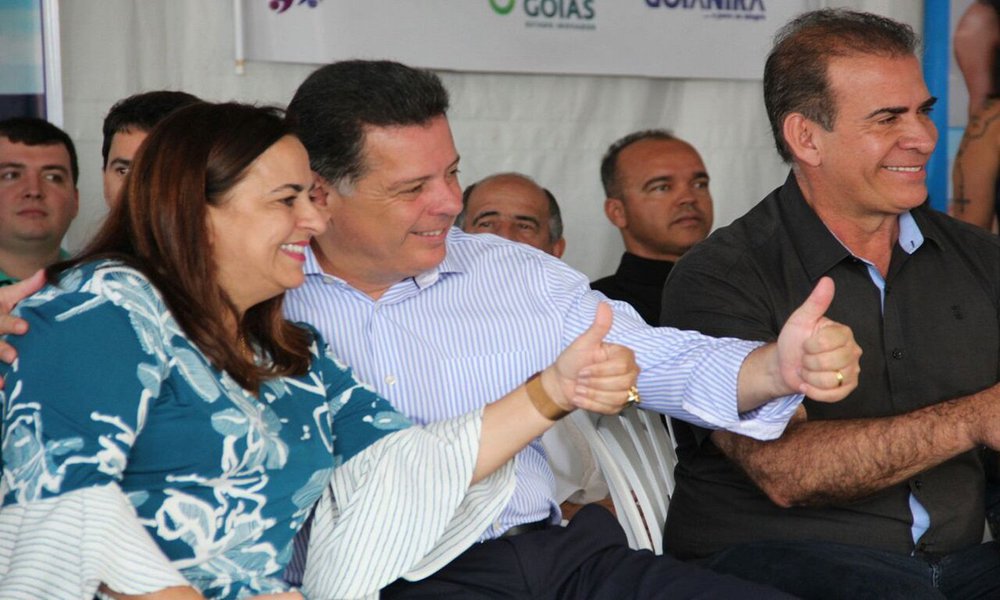 Representante de Goianira na Assembleia Legislativa, a deputada estadual Eliane Pinheiro disse neste domingo no município, durante entrega de obras do Goiás na Frente pelo governador Marconi Perillo e o vice José Eliton, que Marconi é o governador da Educação; a parlamentar afirmou que o governador deixará um "legado administrativo e político sem precedentes na história de Goiás" e que "a população é grata por essas obras" (Foto: José Barbacena) Representante de Goianira na Assembleia Legislativa, a deputada estadual Eliane Pinheiro disse neste domingo no município, durante entrega de obras do Goiás na Frente pelo governador Marconi Perillo e o vice José Eliton, que Marconi é o governador da Educação; a parlamentar afirmou que o governador deixará um "legado administrativo e político sem precedentes na história de Goiás" e que "a população é grata por essas obras"